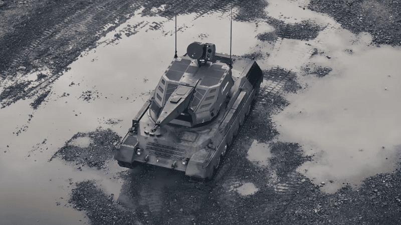 Zestaw przeciwlotniczy Skyranger 35 posadowiony na podwoziu czołgu Leopard 1.