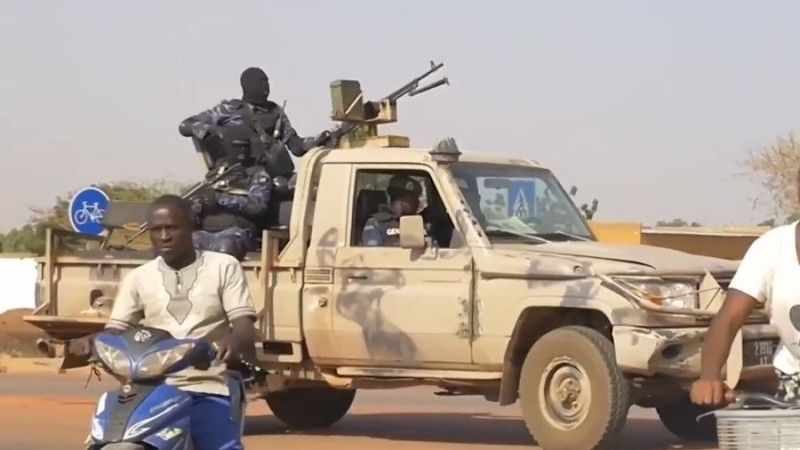 Żołnierze z Burkina Faso na patrolu w czasie zamachu stanu w 2022 r.