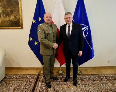 Generał brygady Grzegorz Potrzuski i sekretarz stanu w Ministerstwie Obrony Narodowej Paweł Bejda.