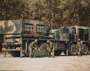 Wieloprowadnicowa wyrzutnia rakiet Homar-K na ćwiczeniach Arcane Thunder 25 w Ustce.