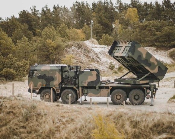Wieloprowadnicowa wyrzutnia rakiet Homar-K na ćwiczeniach Arcane Thunder 25 w Ustce.