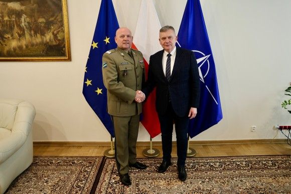 Generał brygady Grzegorz Potrzuski i sekretarz stanu w Ministerstwie Obrony Narodowej Paweł Bejda.