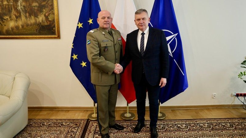 Generał brygady Grzegorz Potrzuski i sekretarz stanu w Ministerstwie Obrony Narodowej Paweł Bejda.