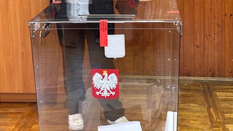 Jedna z fundacji zachęcała influencerów do udziału w kampanii profrekwencyjnej. Pomimo, że dostępne filmy nie wydają się stronnicze, jeden z elementów jest wspólny z trwającymi kontrowersjami.