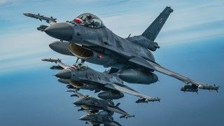 Polskie samoloty wielozadaniowe F-16C Jastrząb z PKW Orlik, obecnie stacjonujące w litewskiej bazie lotniczej Szawle, podczas lotu szkoleniowego z portugalskimi F-16.