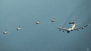 Polskie i portugalskie samoloty wielozadaniowe F-16 towarzyszą NATO-wskiemu samolotowi wczesnego ostrzegania E-3 Sentry z bazy lotniczej Geilenkirchen w locie nad Bałtykiem.
