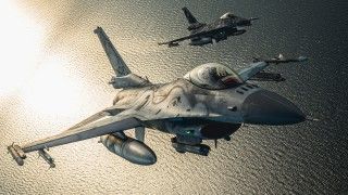 Polskie samoloty wielozadaniowe F-16C Jastrząb z PKW Orlik, obecnie stacjonujące w litewskiej bazie lotniczej Szawle, w locie nad Morzem Bałtyckim.
