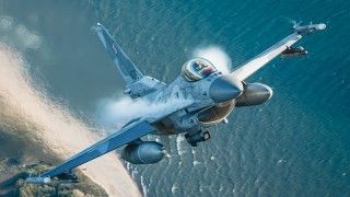 Polski samolot wielozadaniowy F-16C Jastrząb z PKW Orlik, obecnie stacjonujący w litewskiej bazie lotniczej Szawle, w locie nad Morzem Bałtyckim.