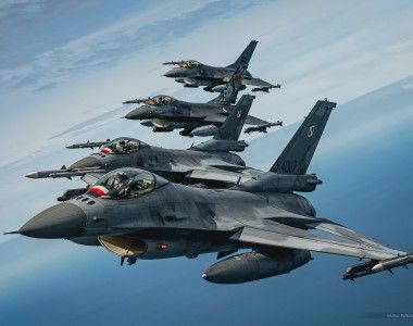 Polskie samoloty wielozadaniowe F-16C Jastrząb z PKW Orlik, obecnie stacjonujące w litewskiej bazie lotniczej Szawle, podczas lotu szkoleniowego z portugalskimi F-16.