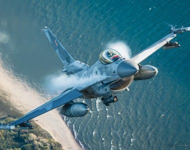 Polski samolot wielozadaniowy F-16C Jastrząb z PKW Orlik, obecnie stacjonujący w litewskiej bazie lotniczej Szawle, w locie nad Morzem Bałtyckim.