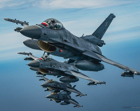 Polskie samoloty wielozadaniowe F-16C Jastrząb z PKW Orlik, obecnie stacjonujące w litewskiej bazie lotniczej Szawle, podczas lotu szkoleniowego z portugalskimi F-16.
