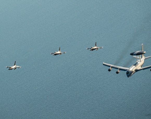 Polskie i portugalskie samoloty wielozadaniowe F-16 towarzyszą NATO-wskiemu samolotowi wczesnego ostrzegania E-3 Sentry z bazy lotniczej Geilenkirchen w locie nad Bałtykiem.