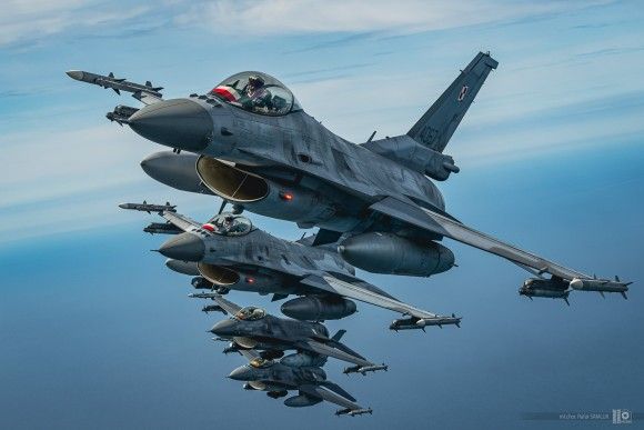 Polskie samoloty wielozadaniowe F-16C Jastrząb z PKW Orlik, obecnie stacjonujące w litewskiej bazie lotniczej Szawle, podczas lotu szkoleniowego z portugalskimi F-16.