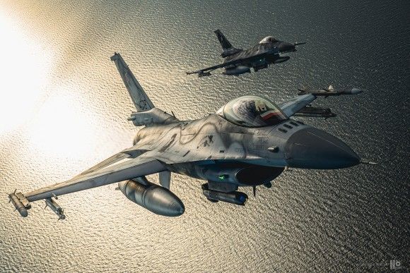 Polskie samoloty wielozadaniowe F-16C Jastrząb z PKW Orlik, obecnie stacjonujące w litewskiej bazie lotniczej Szawle, w locie nad Morzem Bałtyckim.