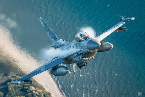 Polski samolot wielozadaniowy F-16C Jastrząb z PKW Orlik, obecnie stacjonujący w litewskiej bazie lotniczej Szawle, w locie nad Morzem Bałtyckim.
