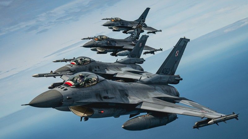Polskie samoloty wielozadaniowe F-16C Jastrząb z PKW Orlik, obecnie stacjonujące w litewskiej bazie lotniczej Szawle, podczas lotu szkoleniowego z portugalskimi F-16.