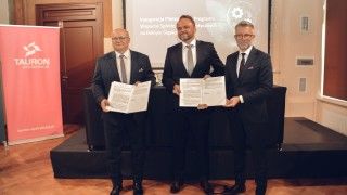 prezesi trzymają w rękach podpisane porozumienie