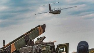 Ćwiczenia 18. Brygady Artylerii z wykorzystaniem bateryjnych modułów ogniowych Gladius na poligonie w Ustce. Na zdjęciu wystrzelenie bezzałogowca BSP-U z samobieżnej wyrzutni na bazie lekkiego pojazdu taktycznego Waran.