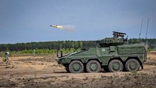 Przeciwpancerny pocisk kierowany Spike-LR2 odpalony z litewskiego Vilkasa.