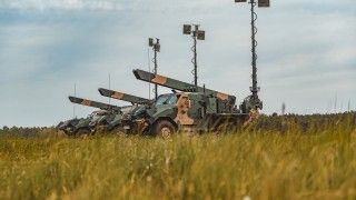 Ćwiczenia 18. Brygady Artylerii z wykorzystaniem bateryjnych modułów ogniowych Gladius na poligonie w Ustce. Na zdjęciu samobieżne wyrzutnie na bazie lekkich pojazdów taktycznych Waran z nadwoziem pick-up.