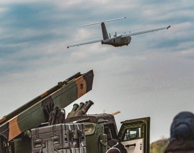 Ćwiczenia 18. Brygady Artylerii z wykorzystaniem bateryjnych modułów ogniowych Gladius na poligonie w Ustce. Na zdjęciu wystrzelenie bezzałogowca BSP-U z samobieżnej wyrzutni na bazie lekkiego pojazdu taktycznego Waran.