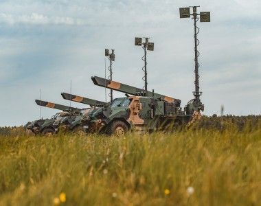 Ćwiczenia 18. Brygady Artylerii z wykorzystaniem bateryjnych modułów ogniowych Gladius na poligonie w Ustce. Na zdjęciu samobieżne wyrzutnie na bazie lekkich pojazdów taktycznych Waran z nadwoziem pick-up.