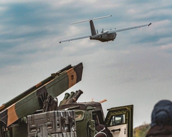 Ćwiczenia 18. Brygady Artylerii z wykorzystaniem bateryjnych modułów ogniowych Gladius na poligonie w Ustce. Na zdjęciu wystrzelenie bezzałogowca BSP-U z samobieżnej wyrzutni na bazie lekkiego pojazdu taktycznego Waran.
