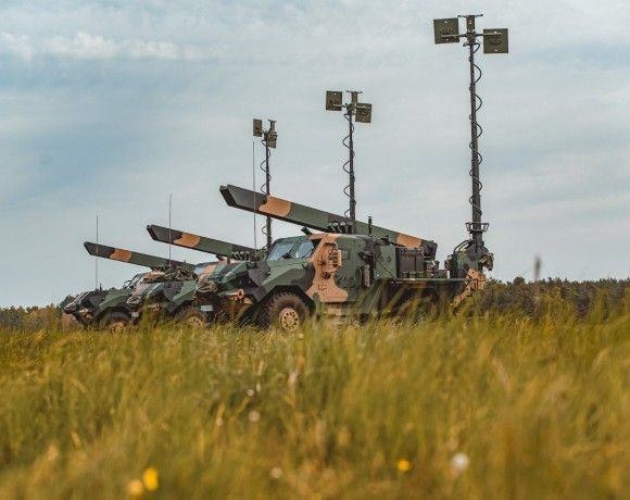 Ćwiczenia 18. Brygady Artylerii z wykorzystaniem bateryjnych modułów ogniowych Gladius na poligonie w Ustce. Na zdjęciu samobieżne wyrzutnie na bazie lekkich pojazdów taktycznych Waran z nadwoziem pick-up.
