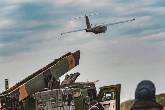 Ćwiczenia 18. Brygady Artylerii z wykorzystaniem bateryjnych modułów ogniowych Gladius na poligonie w Ustce. Na zdjęciu wystrzelenie bezzałogowca BSP-U z samobieżnej wyrzutni na bazie lekkiego pojazdu taktycznego Waran.