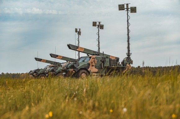 Ćwiczenia 18. Brygady Artylerii z wykorzystaniem bateryjnych modułów ogniowych Gladius na poligonie w Ustce. Na zdjęciu samobieżne wyrzutnie na bazie lekkich pojazdów taktycznych Waran z nadwoziem pick-up.