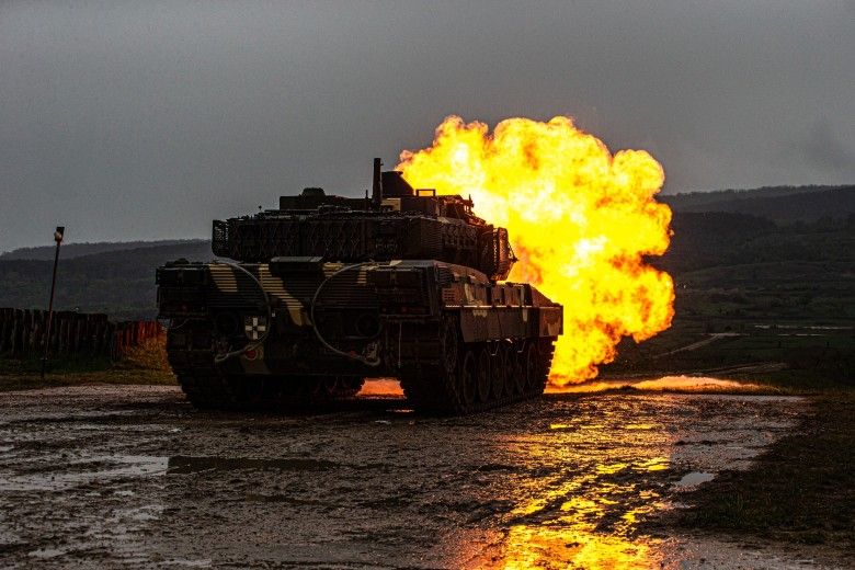 Węgierski czołg Leopard 2A7HU podczas wystrzału z uzbrojenia głównego.