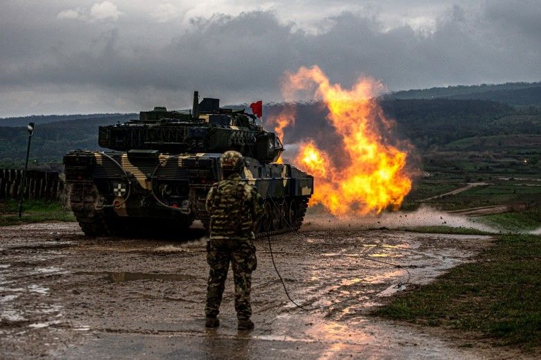 Węgierski czołg Leopard 2A7HU podczas wystrzału z uzbrojenia głównego.