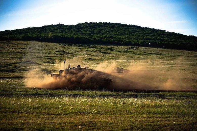 Węgierskie czołgi podstawowe Leopard 2A7HU podczas strzelania poligonowego.