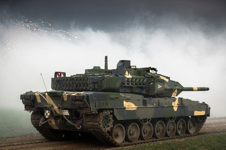 Węgierski czołg Leopard 2A7HU podczas odpalenia granatów dymnych.