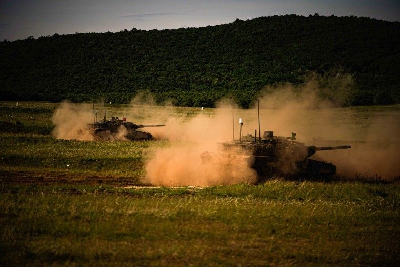 Węgierskie czołgi podstawowe Leopard 2A7HU podczas strzelania poligonowego.