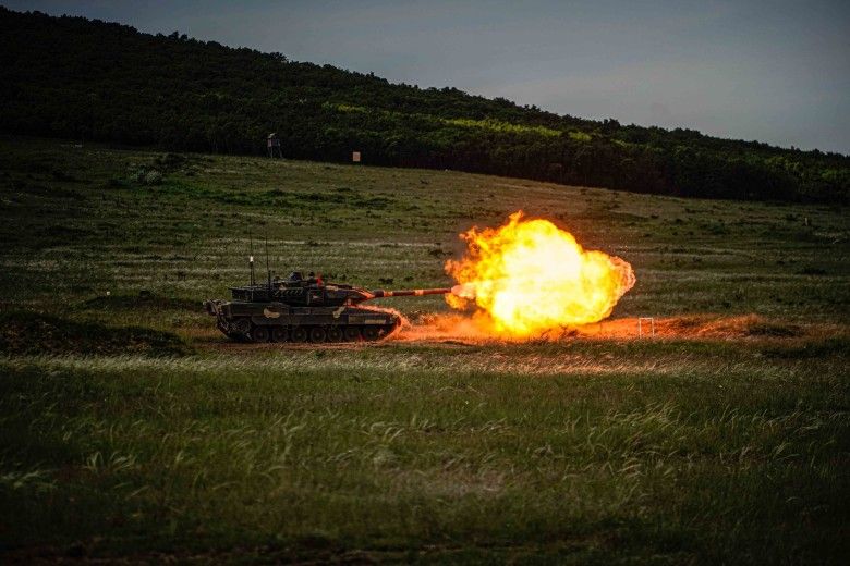 Węgierski czołg podstawowy Leopard 2A7HU podczas strzelania poligonowego.
