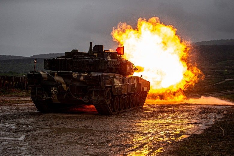 Węgierski czołg Leopard 2A7HU podczas wystrzału z uzbrojenia głównego.