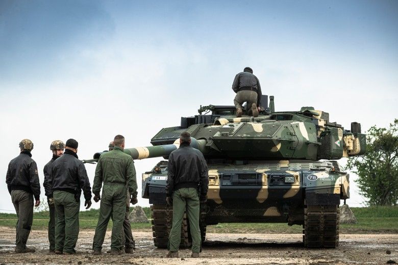 Węgierscy czołgiści wraz z czołgiem Leopard 2A7HU.