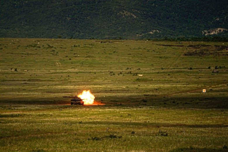 Węgierski czołg podstawowy Leopard 2A7HU podczas strzelania poligonowego.