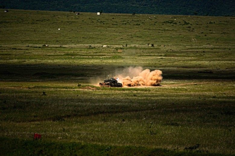 Węgierski czołg podstawowy Leopard 2A7HU podczas strzelania poligonowego.