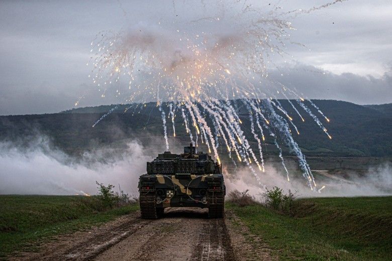 Węgierski czołg Leopard 2A7HU podczas odpalenia granatów dymnych.