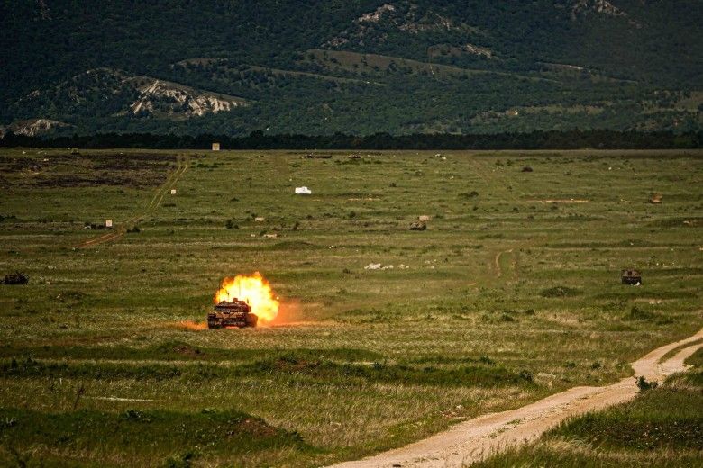 Węgierski czołg podstawowy Leopard 2A7HU podczas strzelania poligonowego.