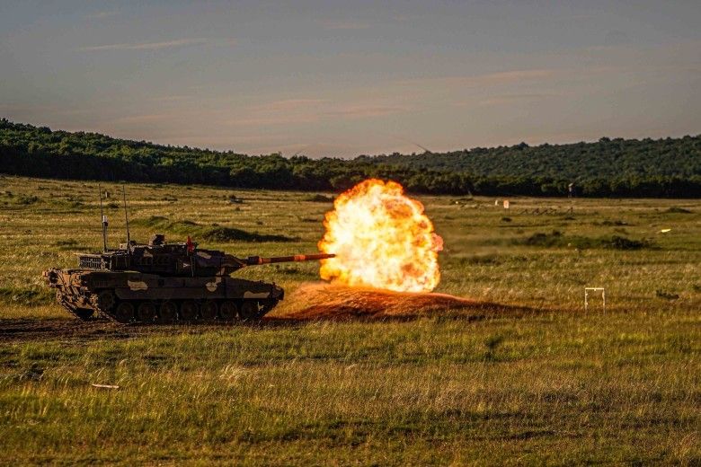 Węgierski czołg podstawowy Leopard 2A7HU podczas strzelania poligonowego.