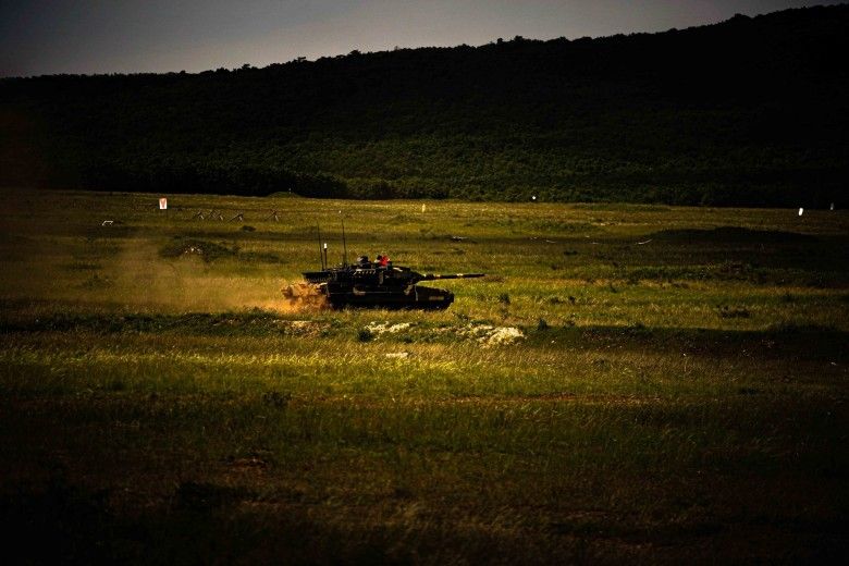 Węgierski czołg podstawowy Leopard 2A7HU podczas strzelania poligonowego.