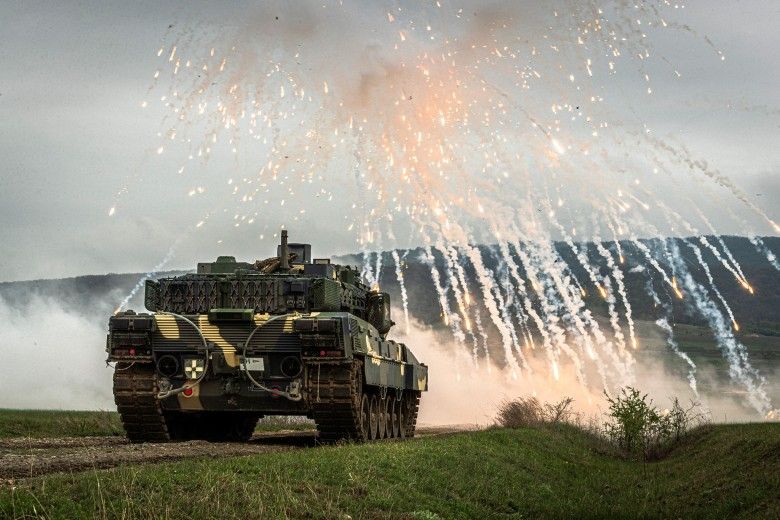 Węgierski czołg podstawowy Leopard 2A7HU podczas odpalenia granatów dymnych.