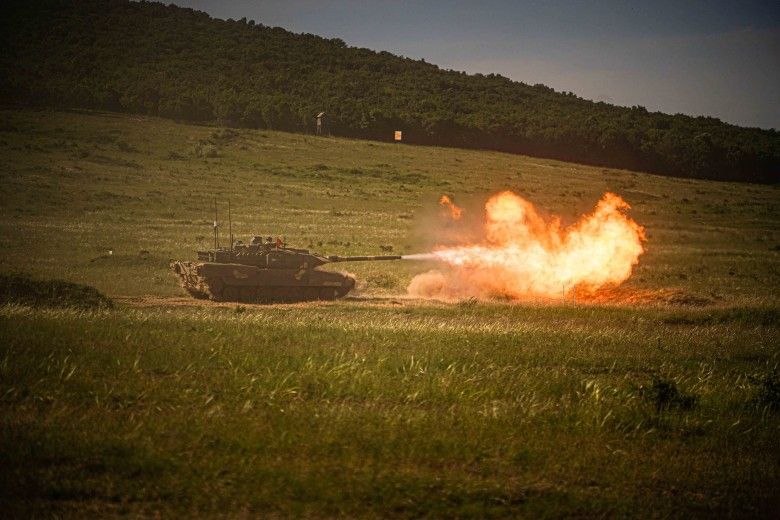 Węgierski czołg podstawowy Leopard 2A7HU podczas strzelania poligonowego.