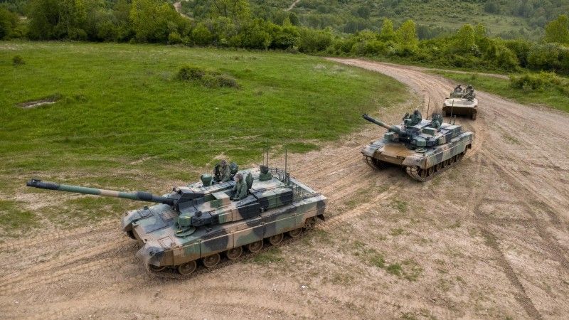 Czołgi K2 Black Panther należące do 9. Braniewskiej Brygady Kawalerii Pancernej podczas ćwiczeń „Slovak Shield 25”. Za nimi słowacki bojowy wóz piechoty BVP-2.