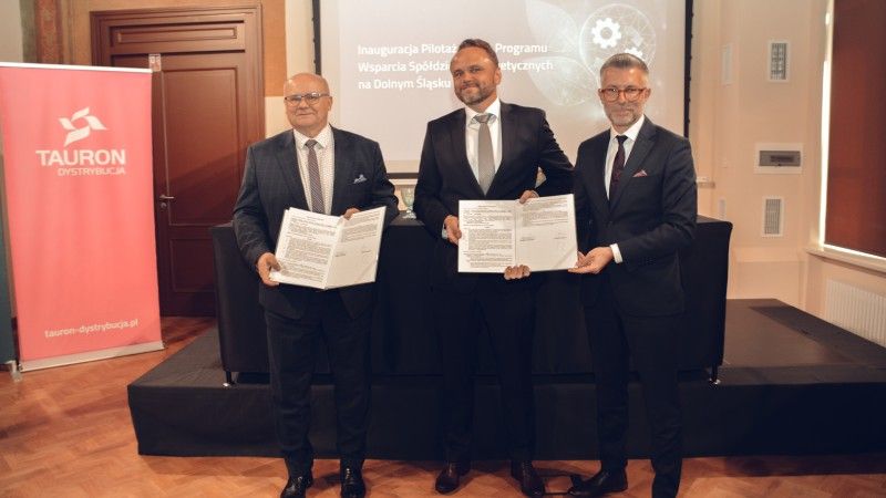 prezesi trzymają w rękach podpisane porozumienie