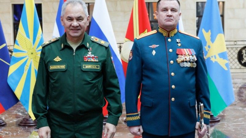 Generał-pułkownik Andriej Nikołajewicz Mordwiczow (z prawej) udekorowany przez ministra Szojgu medalem Tytułu Bohatera Rosji.