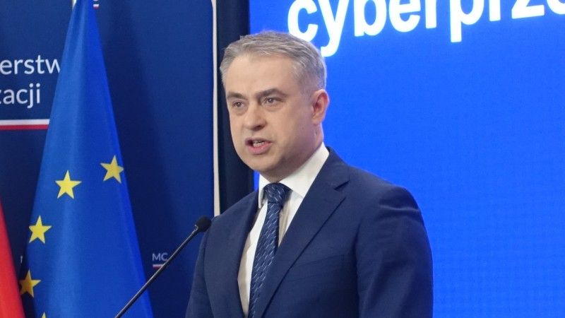 Ministerstwo Cyfryzacji poinformowało o przekazaniu prawie 28 mln zł na rozwój zespołów CSIRT w dwóch sektorach gospodarki. Inwestycje mają poprawić poziom cyberbezpieczeństwa.